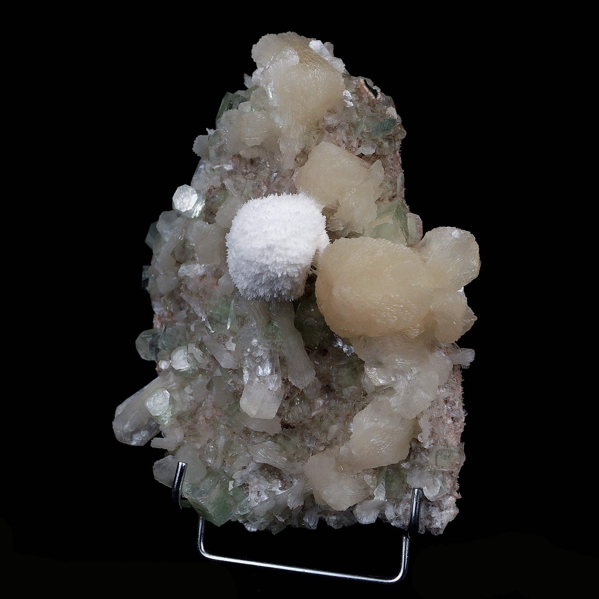 Apophyllite on mordenite and stilbite outlets