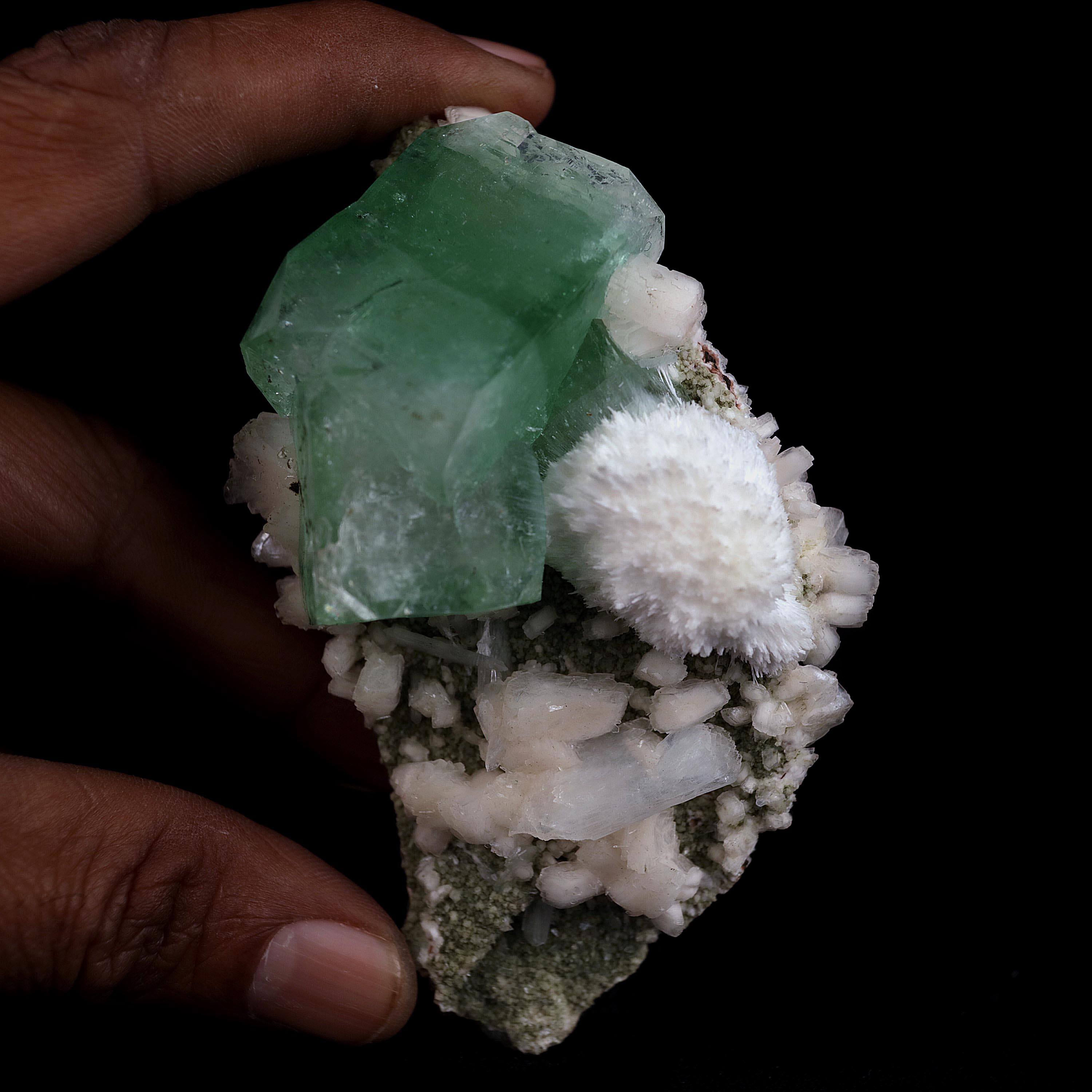 Apophyllite on mordenite and offers stilbite